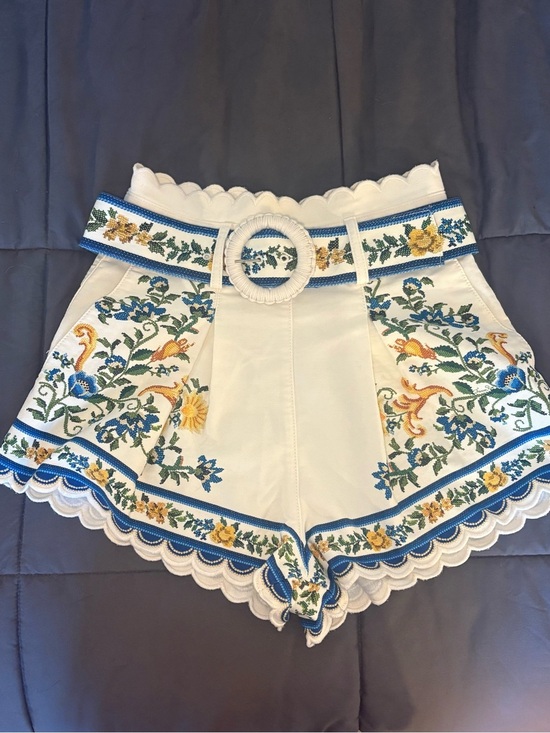 FARM Rio Pants - FARM Rio Off-White Emily Floral Tapestry Belted Shorts 🌼💙